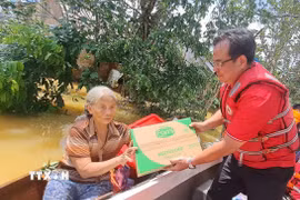 Đoàn công tác Trung ương Hội Chữ thập đỏ Việt Nam trao tiền và hàng cứu trợ cho các hộ gia đình bị thiệt hại do bão số 10 năm 2025 tại xã Đức Quang, tỉnh Hà Tĩnh. (Ảnh: TTXVN phát)