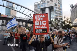 Người dân tham gia biểu tình ở Tel Aviv, Israel, ngày 28/5/2025, yêu cầu giải pháp toàn diện cho vấn đề con tin và ngừng bắn tại Gaza. (Ảnh: THX/TTXVN)