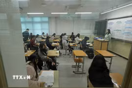 Thí sinh tại một điểm thi đại học ở Daejeon, Hàn Quốc, ngày 13/11/2025. (Ảnh: Yonhap/TTXVN)