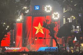 Nghi lễ Chào cờ rực rỡ sắc đỏ tại Quảng trường Đông Kinh Nghĩa Thục trong đêm Đại nhạc hội Thanh niên 2026. (Ảnh: Đức Hiếu/Vietnam+)