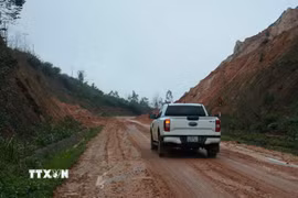 Nhiều vị trí có nguy cơ sạt lở cao trên tuyến tránh đèo Văn Rơi. (Ảnh: Dư Toán/TTXVN)