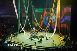 Với thời lượng hơn 60 phút, “Mơ show” kể về hành trình trưởng thành của một đứa trẻ từ những cảm nhận đầu tiên về ánh sáng, màu sắc, sự sống cho đến khi khám phá, gọi tên các cung bậc cảm xúc của mình. (Ảnh: Hữu Duyên/TTXVN)