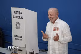 Tổng thống Brazil Lula da Silva bỏ phiếu tại một điểm bầu cử ở Sao Bernardo do Campo, Brazil, ngày 25/10/2026. (Ảnh: THX/TTXVN phát)