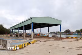 Cảng cá Hồng Triều (thành phố Đà Nẵng) đã được đưa vào khai thác nhưng chưa làm thủ tục bàn giao và chưa có đơn vị nào đứng ra quản lý hoạt động. (Ảnh: Đỗ Trưởng/TTXVN)
