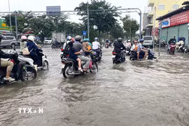 Triều cường gây ngập tại Thành phố Hồ Chí Minh. (Ảnh minh họa: Hương Giang/TTXVN)