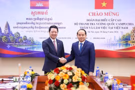 Tổng Thanh tra Chính phủ Việt Nam Nguyễn Quốc Đoàn và Bộ trưởng Bộ Thanh tra Vương quốc Campuchia Sok Soken tại hội đàm. (Ảnh: Văn Điệp/TTXVN)