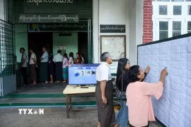 Cử tri tại một điểm bỏ phiếu trong cuộc tổng tuyển cử ở Yangon, Myanmar, ngày 28/12/2025. (Ảnh: THX/TTXVN)