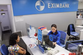 Hoạt động giao dịch tại Eximbank chi nhánh Hà Nội (19 Trần Hưng Đạo). (Ảnh: Thanh Tùng-TTXVN)