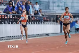 Nguyễn Thị Ngọc (trái) xuất sắc giành Huy chương Vàng nội dung chạy 400m nữ tại SEA Games 33 với thành tích 52,74 giây. (Ảnh: Minh Quyết/TTXVN)