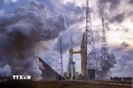 Tên lửa Ariane 6 thế hệ mới được phóng thử nghiệm tại sân bay vũ trụ châu Âu ở Kourou, Guiana (Pháp), ngày 23/11/2023. (Ảnh: AFP/TTXVN)