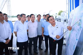Thủ tướng Lê Minh Hưng kiểm tra thực địa Dự án xây dựng hạ tầng và cải tạo môi trường kênh Tham Lương - Bến Cát - Rạch Nước Lên, tại phường An Nhơn. (Ảnh: Dương Giang/TTXVN)