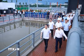 Thủ tướng Lê Minh Hưng kiểm tra Dự án chống ngập do triều cường tại phường Xóm Chiếu, Thành phố Hồ Chí Minh. (Ảnh: Dương Giang/TTXVN)