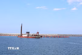 Công trường cảng Liên Chiểu giai đoạn 1 đang được gấp rút hoàn thiện để hình thành cửa ngõ hàng hải mới của Đà Nẵng. (Ảnh: Xuân Quý/TTXVN)
