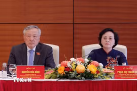Đồng chí Nguyễn Hoà Bình, Ủy viên Bộ Chính trị, Phó Bí thư thường trực Đảng ủy Chính phủ, Phó Thủ tướng thường trực Chính phủ và đồng chí Phạm Thị Thanh Trà, Ủy viên Trung ương Đảng, Ủy viên Ban Thường vụ Đảng ủy Chính phủ, Bộ trưởng Bộ Nội vụ thảo luận tại tổ. (Ảnh: Dương Giang/TTXVN)