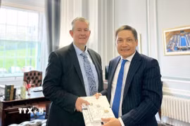 Đại sứ Đỗ Minh Hùng và Chủ tịch Quốc hội Bắc Ireland Edwin Poots. (Ảnh: TTXVN phát)