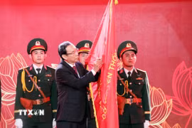 Bí thư Thành ủy Thành phố Hồ Chí Minh Nguyễn Văn Nên gắn danh hiệu Anh hùng Lao động lên cờ truyền thống của Ủy ban MTTQ Việt Nam Thành phố Hồ Chí Minh. (Ảnh: Xuân Khu/TTXVN)