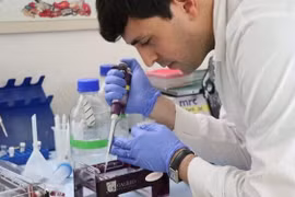 Các nhà khoa học nghiên cứu vaccine mRNA chống vi khuẩn kháng kháng sinh tại Đại học Tel Aviv. (Ảnh: Đại học Tel Aviv)