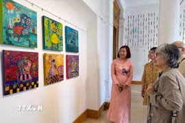 Khách tham quan triển lãm. (Ảnh: Hữu Chiến/TTXVN)