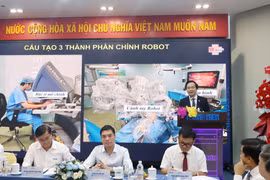 Tiến sỹ-bác sỹ Nguyễn Phú Hữu, Bệnh viện Bình Dân Thành phố Hồ Chí Minh, chia sẻ về thành tựu phẫu thuật robot. (Ảnh: Đinh Hằng/TTXVN)