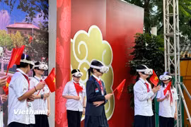 Đoàn học sinh Trường THCS Trưng Vương (Hà Nội) tham gia trải nghiệm lịch sử bằng công nghệ thực tế ảo (VR). (Ảnh: Phương Thảo/Vietnam+)