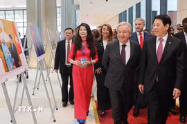 Chủ tịch nước Lương Cường và Tổng Thư ký Liên hợp quốc António Guterres cùng các Trưởng đoàn xem trưng bày ảnh do Thông tấn xã Việt Nam thực hiện. (Ảnh: Lâm Khánh/TTXVN)
