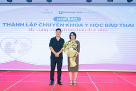 Gia đình chị Trịnh Linh Chi-anh Vũ Xuân Linh tặng hoa cám ơn Thạc sỹ-bác sỹ Đinh Thị Hiền Lê trong họp báo thành lập chuyên khoa y học bào thai.