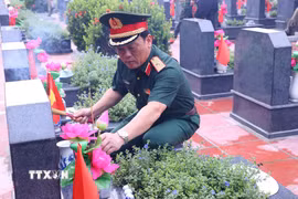 Đến nay, “Chiến dịch 500 ngày đêm đẩy mạnh thực hiện tìm kiếm, quy tập và xác định danh tính hài cốt liệt sỹ” của Hà Nội đã hoàn thành công tác lấy mẫu hài cốt liệt sỹ tại 230 nghĩa trang liệt sỹ. (Ảnh: Văn Điệp/TTXVN)