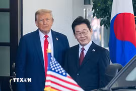 Tổng thống Mỹ Donald Trump (trái) và Tổng thống Hàn Quốc Lee Jae Myung tại cuộc gặp ở Nhà Trắng, Washington DC., Mỹ, ngày 25/8/2025. (Ảnh: THX/TTXVN)