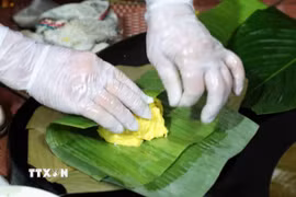 Gói bánh. (Ảnh: Việt Hùng/TTXVN)