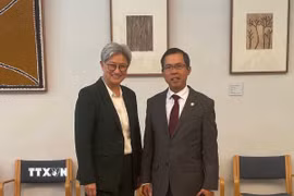 Đại sứ Phạm Hùng Tâm (phải) và Bộ trưởng Ngoại giao Australia Penny Wong. (Ảnh: TTXVN phát)