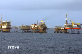 Một giàn khoan của Vietsovpetro tại mỏ Bạch Hổ. (Ảnh: Huy Hùng/TTXVN)