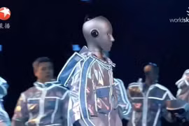 Robot hình người biểu diễn cùng các vũ công trên sân khấu WorldSkills 2026