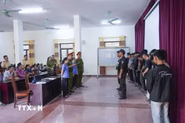 Cơ quan Cảnh sát điều tra Công an tỉnh Điện Biên đọc Quyết định khởi tố vụ án hình sự, khởi tố bị can đối với 18 đối tượng có hành vi gây rối trật tự công cộng. (Ảnh: TTXVN phát)