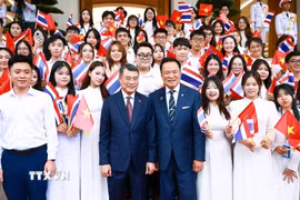 Thủ tướng Lê Minh Hưng và Thủ tướng Vương quốc Thái Lan Anutin Charnvirakul với sinh viên Việt Nam (Hà Nội, 8/6/2026). (Ảnh: Dương Giang/TTXVN)