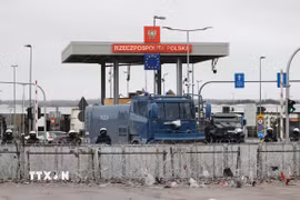 Cửa khẩu Bruzgi-Kuznica ở biên giới Ba Lan - Belarus. (Ảnh: AFP/TTXVN)