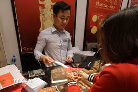Hoạt động mua, bán vàng tại Công ty Vàng bạc Phú Quý, phố Trần Nhân Tông, Hà Nội. (Ảnh: Trần Việt/TTXVN)
