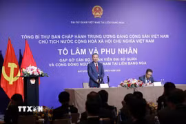 Tổng Bí thư, Chủ tịch nước Tô Lâm nói chuyện thân mật với cán bộ, nhân viên Đại sứ quán và đại diện cộng đồng người Việt Nam tại Nga. (Ảnh: Thống Nhất/TTXVN)