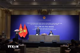Tổng Bí thư, Chủ tịch nước Tô Lâm nói chuyện thân mật với cán bộ, nhân viên Đại sứ quán và đại diện cộng đồng người Việt Nam tại Nga. (Ảnh: Thống Nhất/TTXVN)