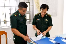 Đoàn công tác Bộ Quốc phòng kiểm tra công tác chống khai thác IUU tại Trạm kiểm soát Biên phòng Sông Đốc (Đồn Biên phòng Sông Đốc). (Ảnh: Hoàng Tá/TTXVN phát)