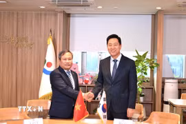 Chủ tịch UBND thành phố Hà Nội Vũ Đại Thắng làm việc với Thị trưởng Seoul Oh Se-hoon. (Ảnh: Khánh Vân/TTXVN)