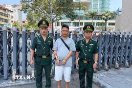 Bộ đội Biên phòng Lào Cai bắt giữ đối tượng Triệu Phó Nghị vì hành vi chuyển trái phép tiền tệ qua biên giới mà không làm thủ tục khai báo hải quan. (Ảnh: TTXVN phát)
