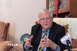Giáo sư Carl Thayer, chuyên gia nghiên cứu về Việt Nam và khu vực Đông Nam Á tại Đại học New South Wales. (Ảnh: Lê Đạt/TTXVN)