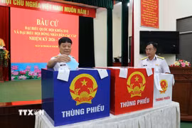 Cử tri bỏ phiếu bầu tại Khu vực bỏ phiếu số 1 (Hải đoàn 129 Hải quân). (Ảnh: Đoàn Mạnh Dương/TTXVN)