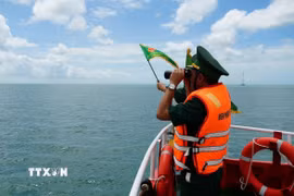 Cán bộ, chiến sỹ Trạm kiểm soát Biên phòng Rạch Đầm, Đồn Biên phòng cửa khẩu An Thới (Ban Chỉ huy Bộ đội Biên phòng An Giang) tuần tra, kiểm soát chống IUU trên khu vực biển Phú Quốc. (Ảnh: Lê Huy Hải/TTXVN)