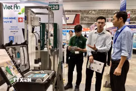 Người mua hàng tìm kiếm nguồn cung linh kiện, thiết bị mới tại triển lãm. (Ảnh: Mỹ Phương/TTXVN)