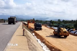 Nhu cầu đất đắp nền đường phục vụ Dự án Hoàn thiện đường ven biển 129, thành phần 1 (phía Nam thành phố Đà Nẵng) khá lớn trong khi nguồn cung khan hiếm. (Ảnh: Đỗ Trưởng/TTXVN)