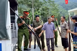Người dân đến tự nguyện giao nộp tại xã Thuận Hòa. (Ảnh: TTXVN phát)