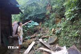 Nhiều khu vực nhà dân trong bản Na Ngân (xã Nga My, Nghệ An) xảy ra nguy cơ sạt lở, đá lăn sau những ngày diễn ra mưa lớn kéo dài. (Ảnh: Xuân Tiến/TTXVN)