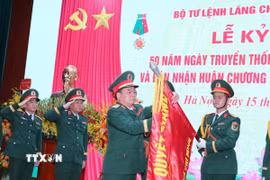 Thượng tướng Hoàng Xuân Chiến, Ủy viên Trung ương Đảng, Ủy viên Thường vụ Quân ủy Trung ương, Thứ trưởng Bộ Quốc phòng gắn Huân chương Bảo vệ Tổ quốc hạng Nhất lên Cờ truyền thống của Bộ Tư lệnh Lăng Chủ tịch Hồ Chí Minh. (Ảnh: Trọng Đức/TTXVN)
