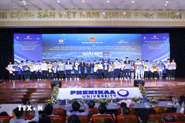 Ban tổ chức trao giải Nhì cho các học sinh đạt giải. (Ảnh: Thanh Tùng/TTXVN)